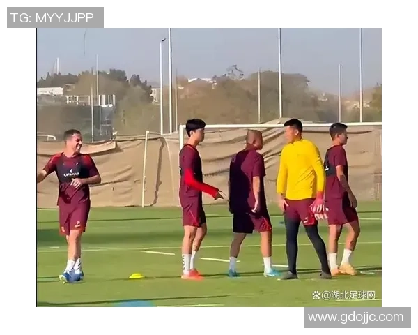 国足球星独特手势引发热议展现赛场激情与团队凝聚力 国足球星独特手势引发热议展现赛场激情与团队凝聚力