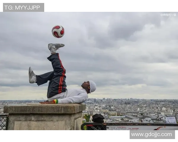 潮流与球技并存的足球明星盘点引领时尚潮流的球场时尚达人