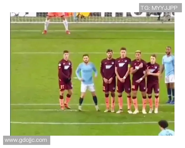 球星脚踩足球,激发全场热血,瞬间引爆比赛激情的精彩瞬间 球星脚踩足球,激发全场热血,瞬间引爆比赛激情的精彩瞬间