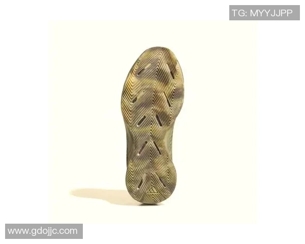 足球明星签名鞋设计新潮流明星logo鞋掀起运动时尚潮流风暴